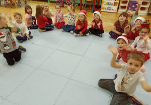 Dzieci słuchają listu od Świętego Mikołaja